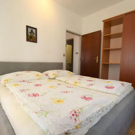 Frane 3 By Interhome Vantacici